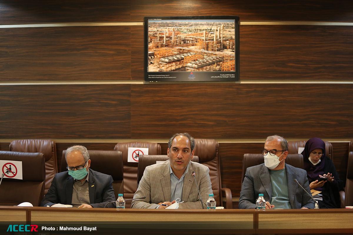 نشست مشترک رییس جهاددانشگاهی و هیات همراه با معاونان و مدیران ارشد وزارت نفت یکشنبه 7 آذرماه در محل وزارت نفت برگزار شد