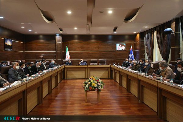 نشست مشترک رییس جهاددانشگاهی و هیات همراه با معاونان و مدیران ارشد وزارت نفت یکشنبه 7 آذرماه در محل وزارت نفت برگزار شد